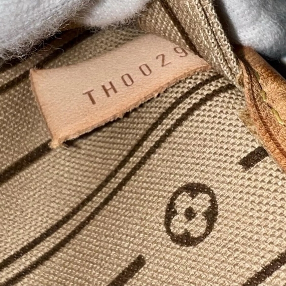 Louis Vuitton GM Neverfull Monogram Tote bag. Largest size this Bag Comes In. - Picture 4 of 17